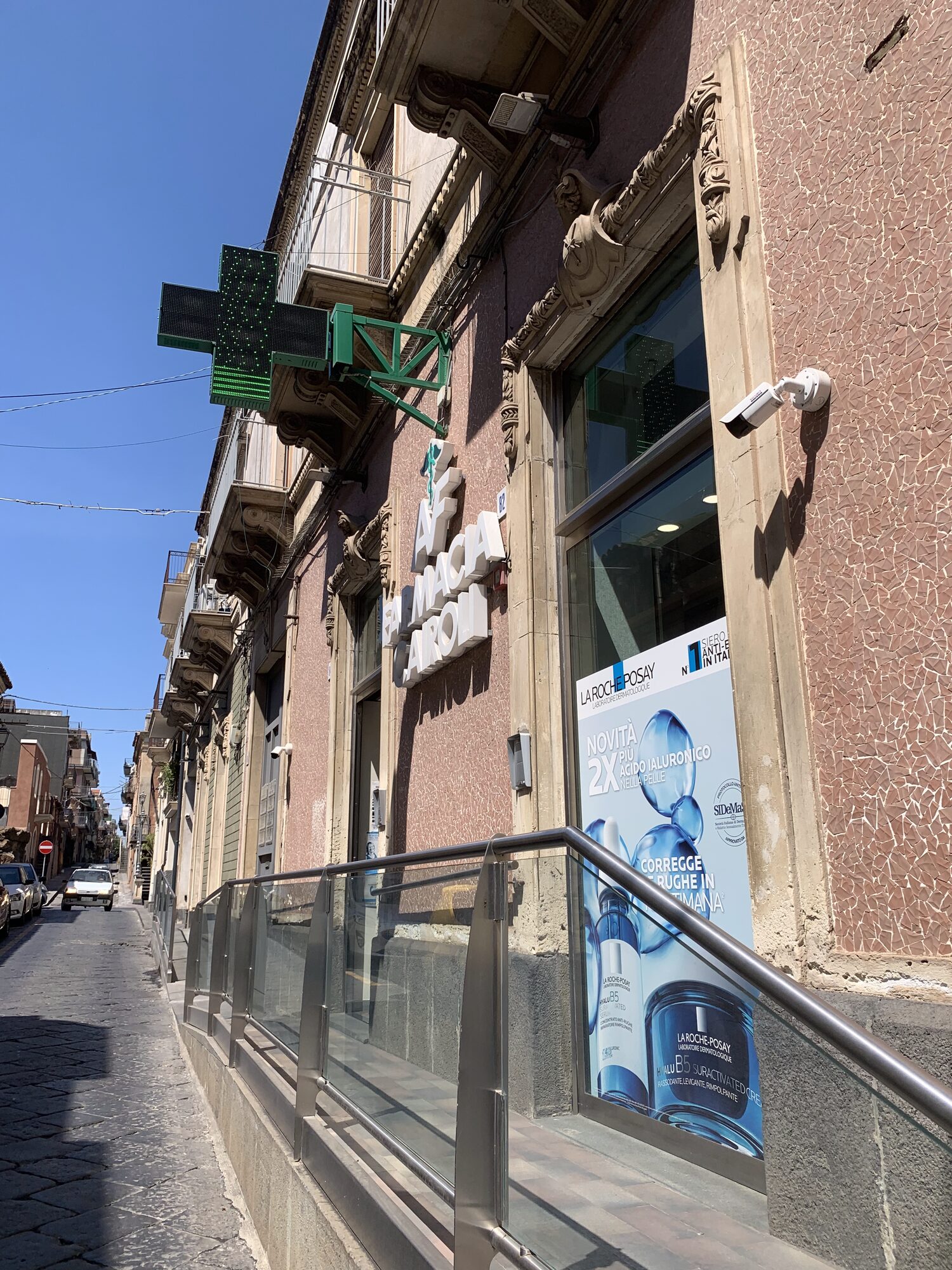 Via Cairoli a Misterbianco con la croce verde della farmacia