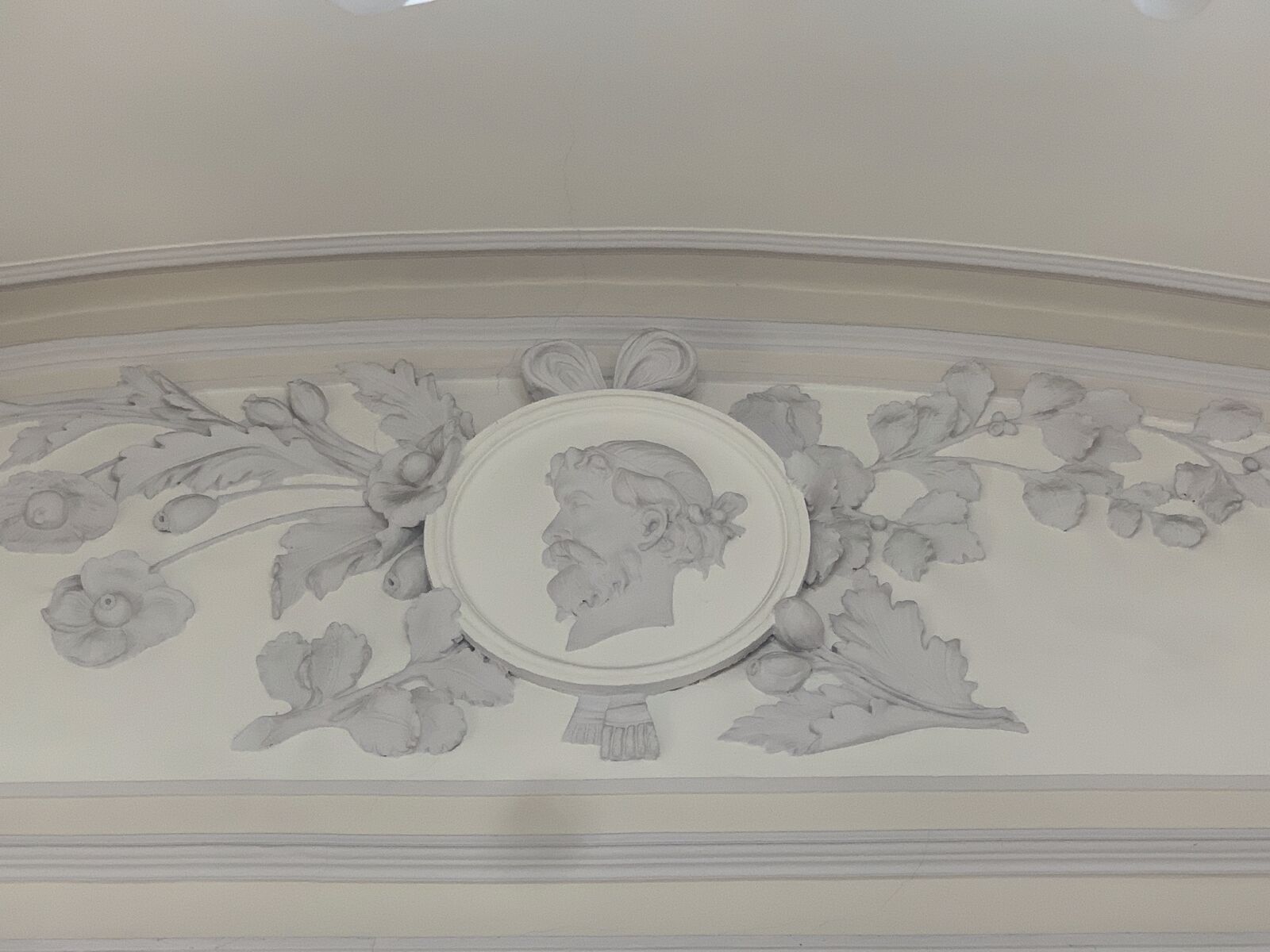 Medaglione in stucco con il profilo di Galeno, sulla volta della Farmacia Cairoli