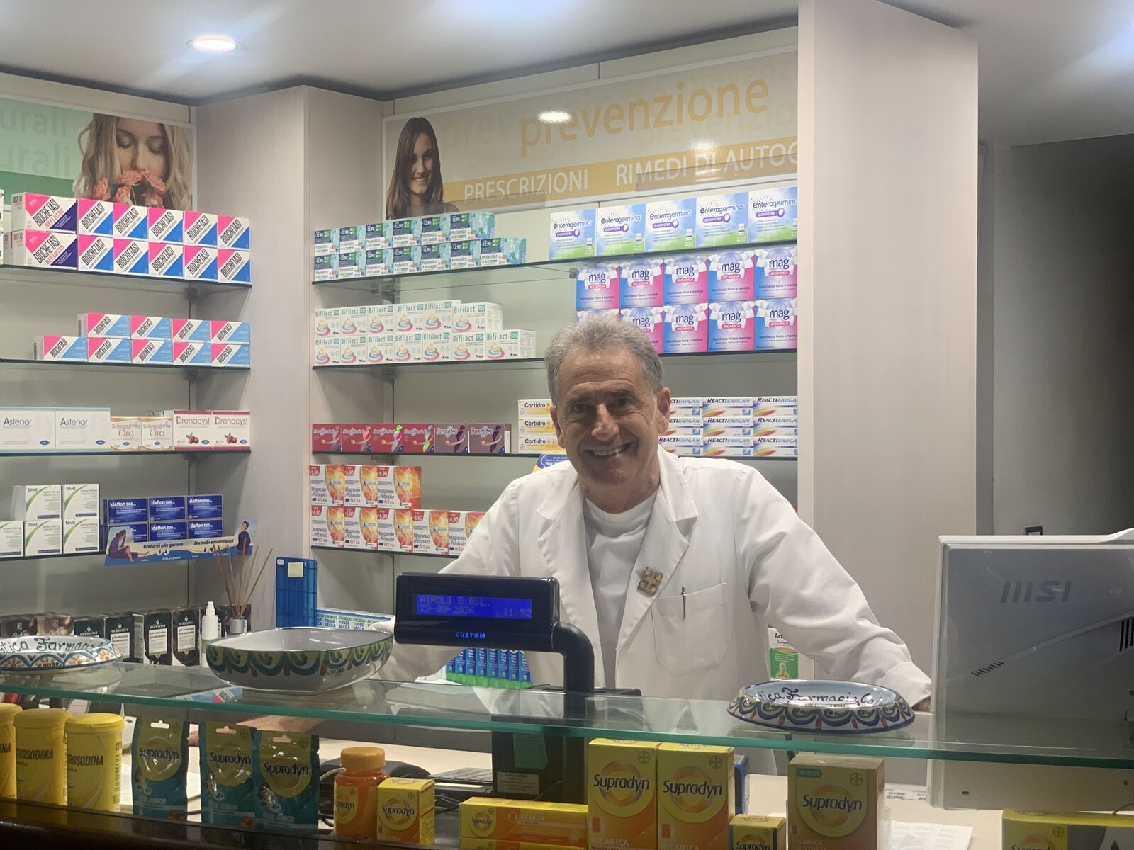Il dott. Antonino Virgillito, titolare della Farmacia Cairoli, dietro il banco