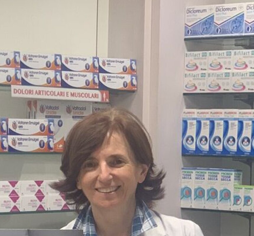 La dott.ssa Maria Cristina Fiorito, farmacista, dietro il banco