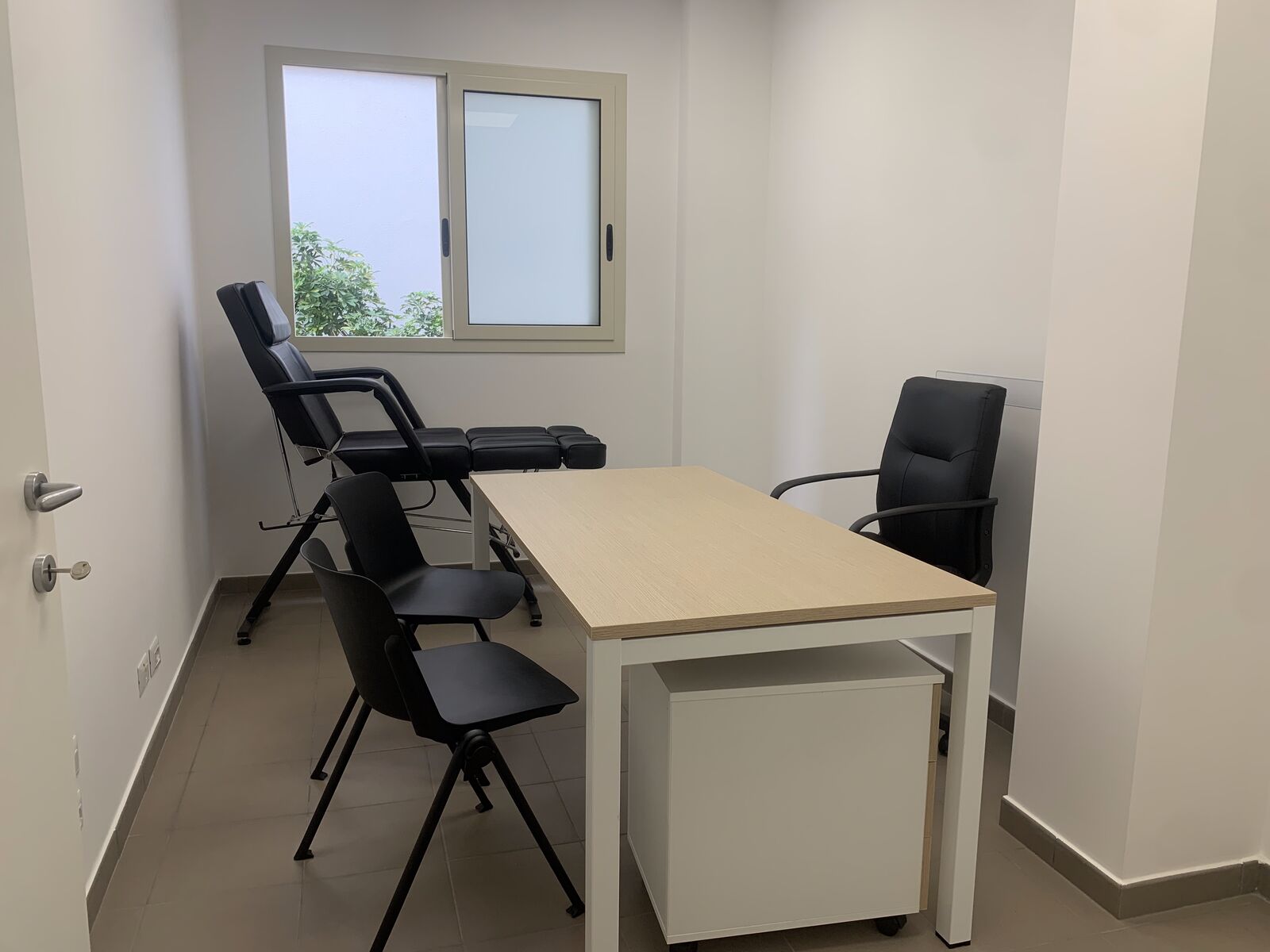Terza stanza dell’area servizi con poltrona reclinabile e scrivania