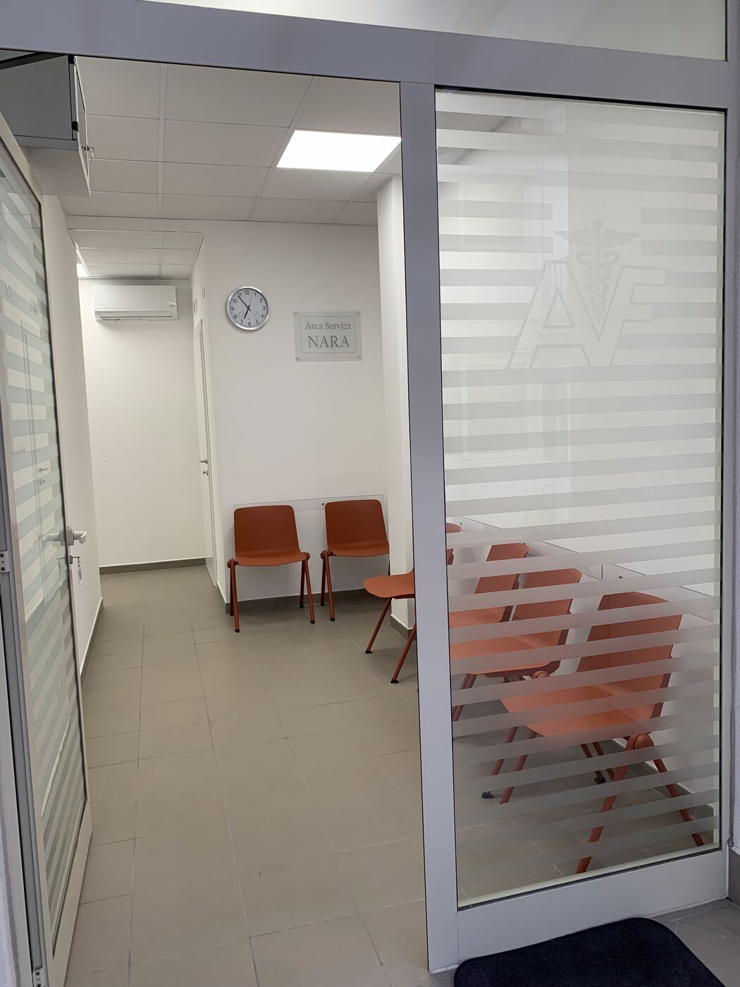 L’ingresso dell’area servizi con la sala d’attesa e il corridoio verso le stanze