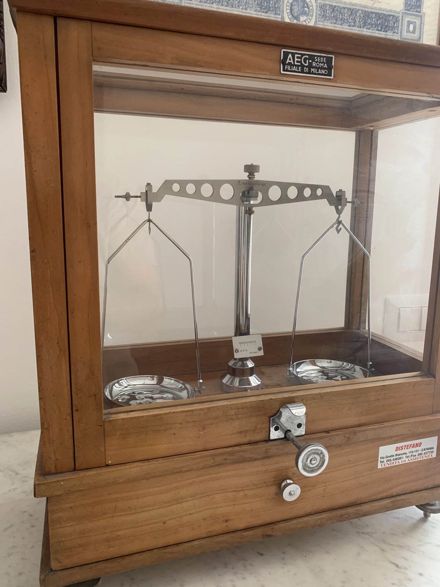 Bilancia analitica di precisione in teca di legno e vetro