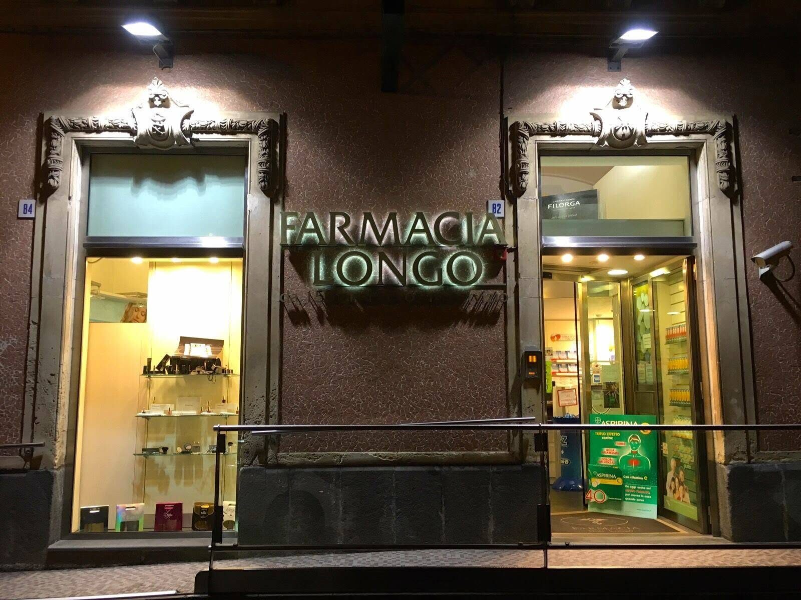 Insegna luminosa storica con la scritta Farmacia Longo