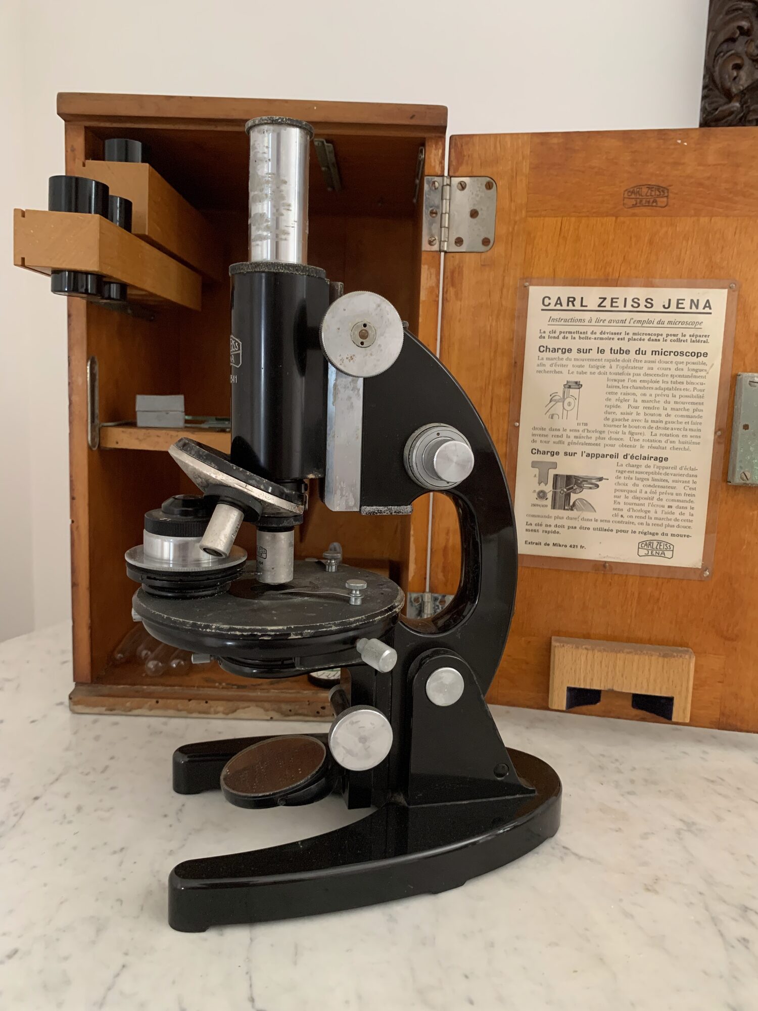 Microscopio Carl Zeiss Jena della vecchia farmacia, nella custodia in legno originale