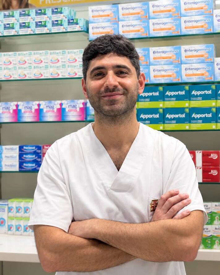 Il dott. Giorgio Virgillito, farmacista, al banco
