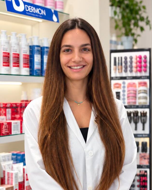 La dott.ssa Chiara Vitelli, farmacista, in farmacia